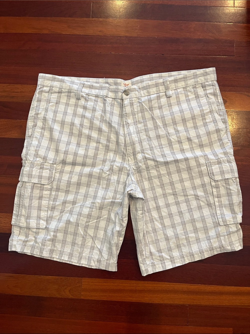 Mens 44 Dockers White with gray and tan stripes cargo shorts